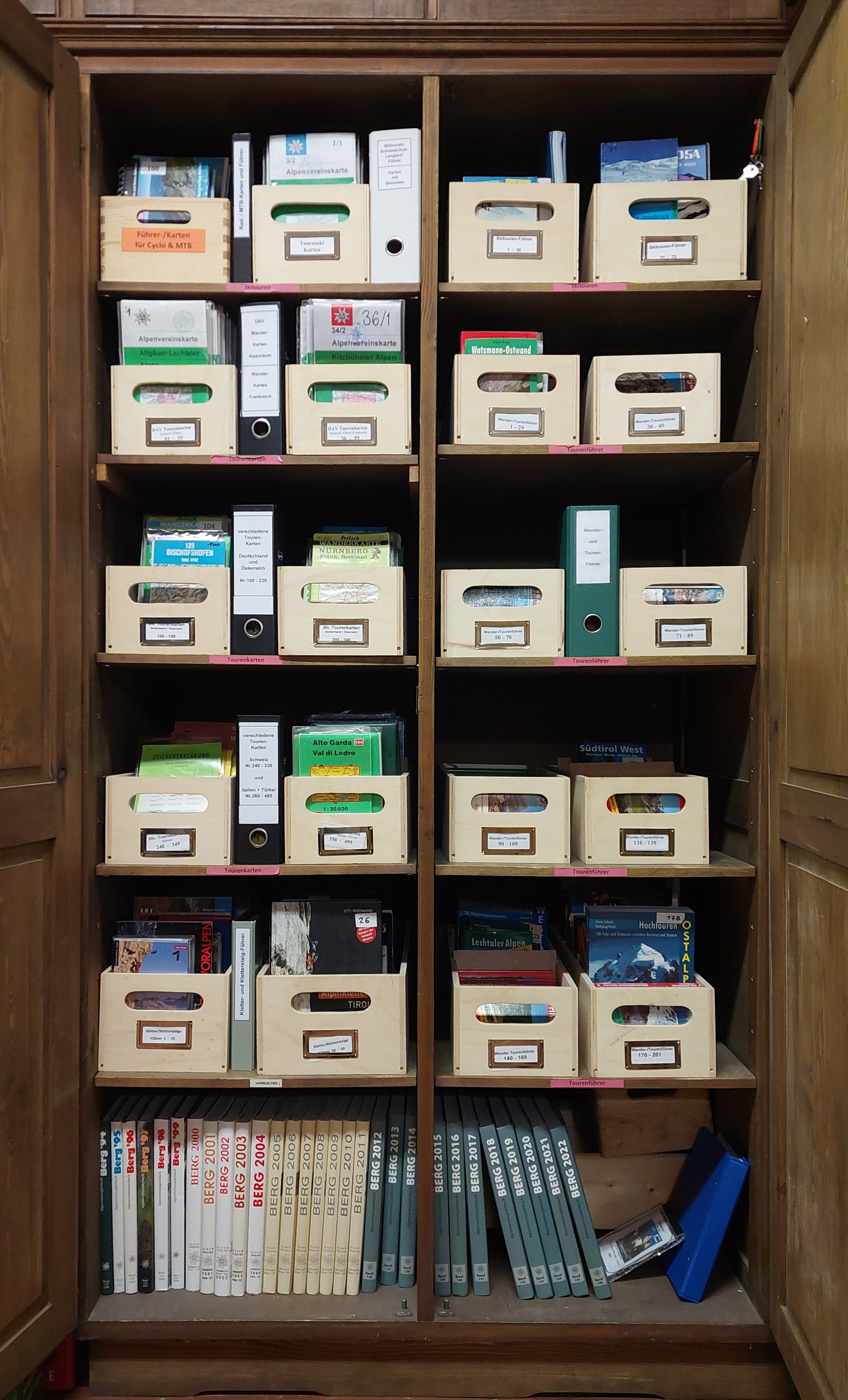 Schrank der Bücherei des DAV Roth